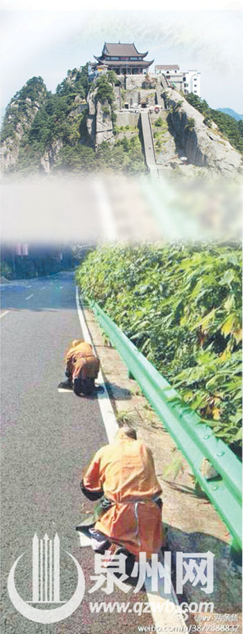 两位师父一路三步一拜一叩首，直至九华山