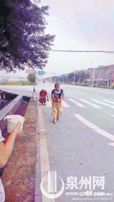 途中不少信众在路边奉上斋饭