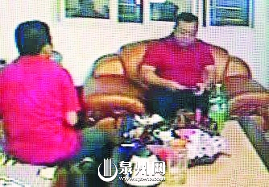 王通受贿时被人偷拍下的视频画面