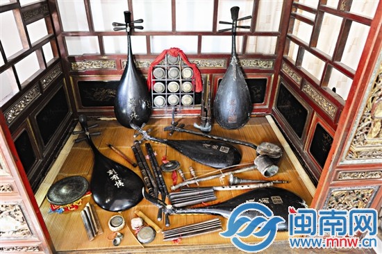 古眠床上都是张主示收藏的宝贝