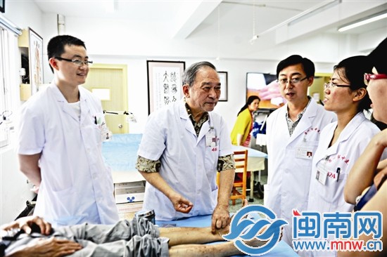 张永树教学生针灸手法