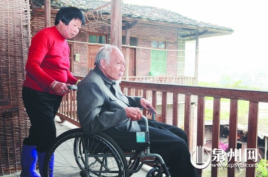 黄秀红无微不至地照顾丈夫