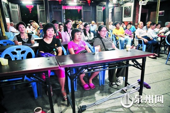 台胞们沉醉在泉州南音中