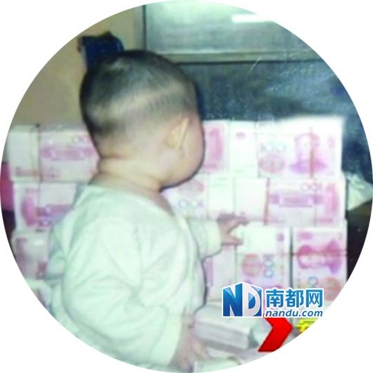 为炫耀财富，毒枭刘某华给自己女儿拍下这张照片