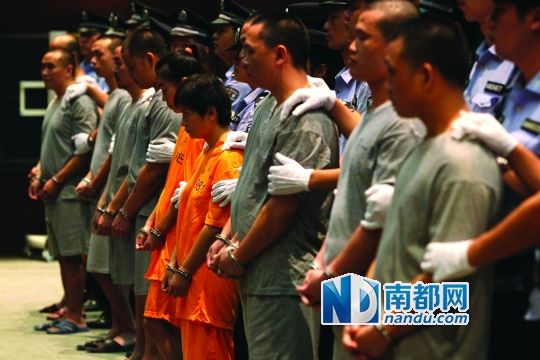 陆丰大毒枭用百万现金垒成城堡炫富