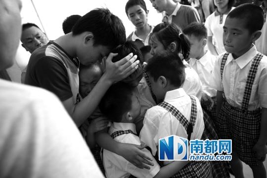 伤心的同学们一路追赶，围住杨六斤不让亲戚带他走