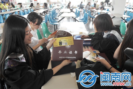 毕业生们带着餐券来到食堂，准备打饭