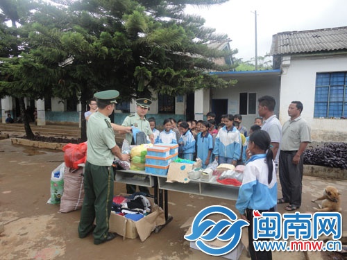 孩子们排着队,等着分发文具