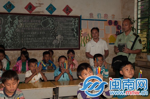 班搞小学的孩子们领到彩笔