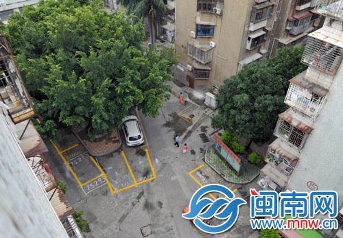 重新规划停车位，将多余空间利用起来