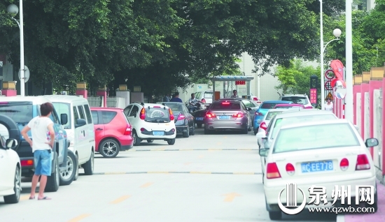 无车位的业主，无法办卡开车进入小区