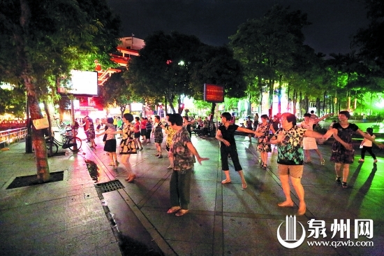 工人文化宫内广场舞队伍井然有序