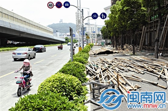 50多米长的人行道被钢管堵住