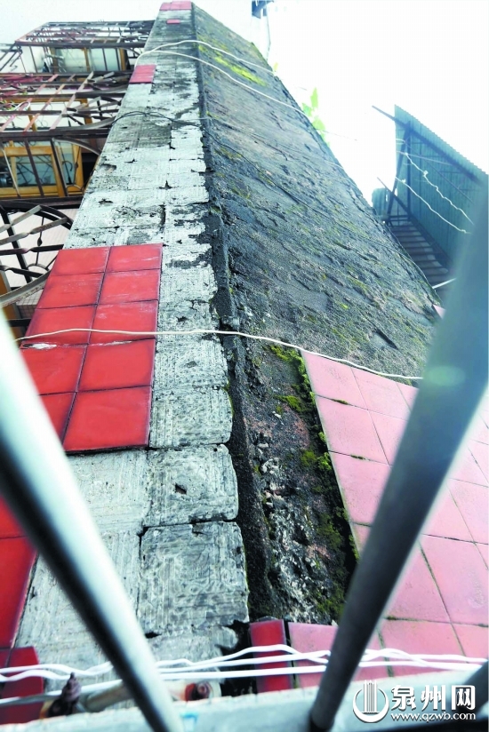 大部分膨胀的红砖剥离后,可见墙面水泥早已风化