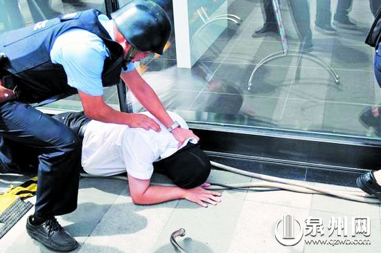 “歹徒”被民警迅速制服