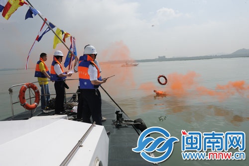 船上人员，扔出救生圈