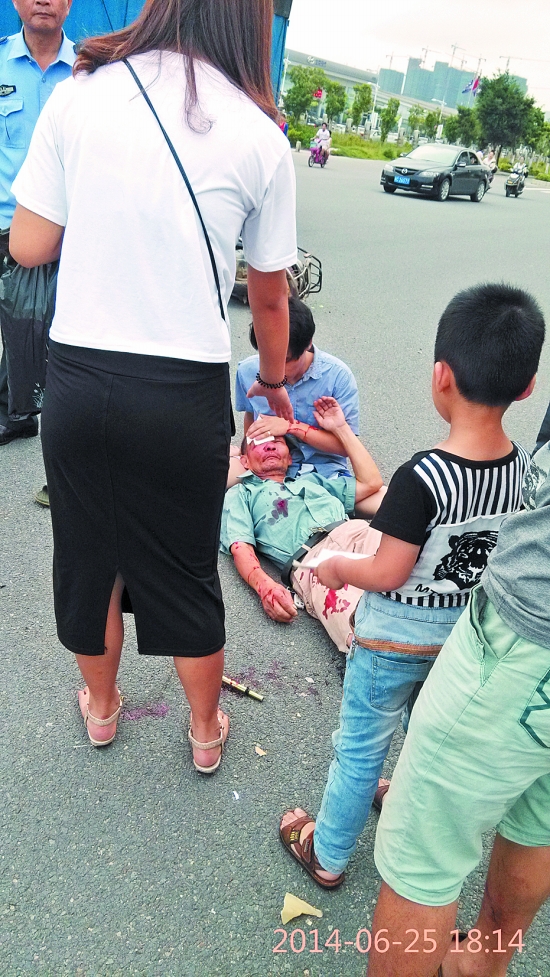 泉州市区安吉路海峡体育中心附近路段发生一起交通事故