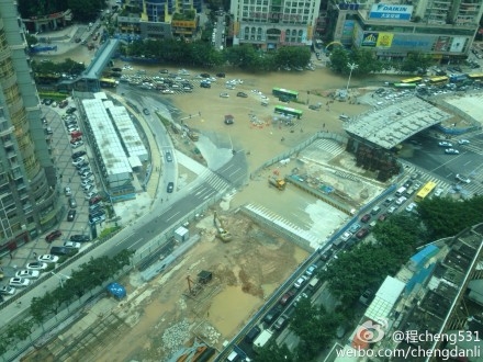 吕厝供水管道破裂致交通拥堵