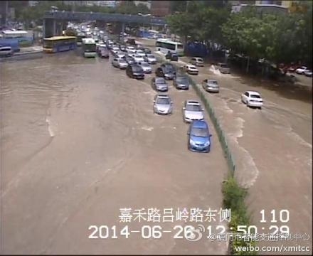吕厝供水管道破裂致交通拥堵1
