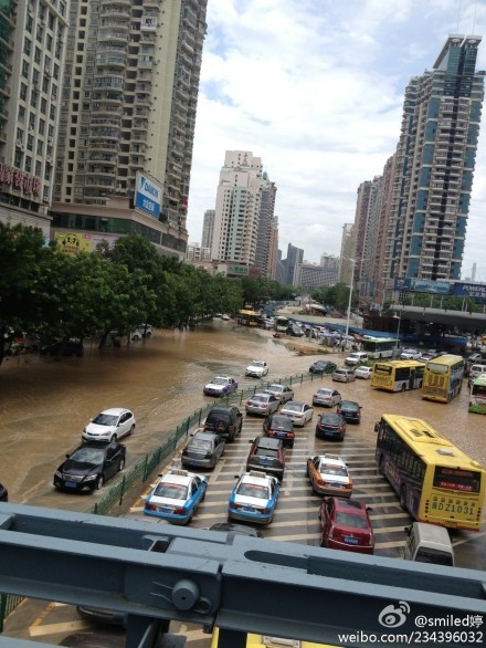 吕厝供水管道破裂致交通拥堵2