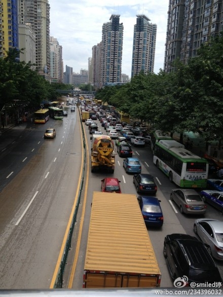 吕厝供水管道破裂致交通拥堵3