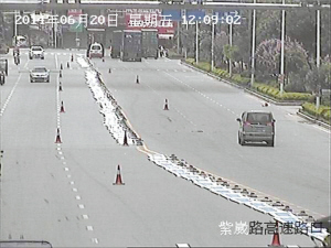 龙海两道路再添中央隔离护栏