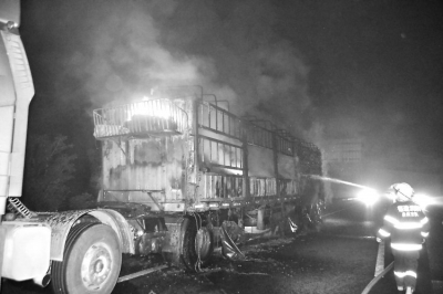 货车着火停在高速应急车道上