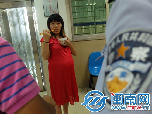 在派出所,民警装了一碗饭给女子吃