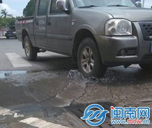 排污管堵塞，污水外溢