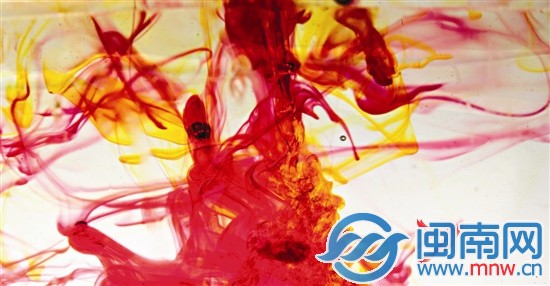 搅拌中红色和黄色开始混合，在水中旋转起舞