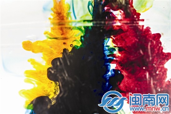 三只画笔同时抽离，根部的底色随水流向上涌动