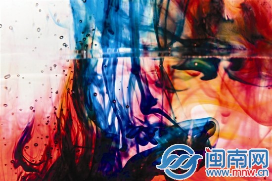 三只画笔在水中搅拌，水里开始出现抽象画