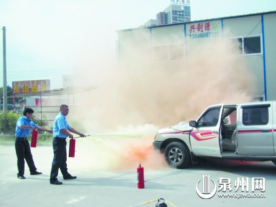 工作人员正在进行车辆自燃应急演练