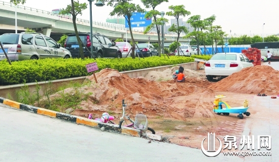 正大门外临时停车位被建筑材料挤占