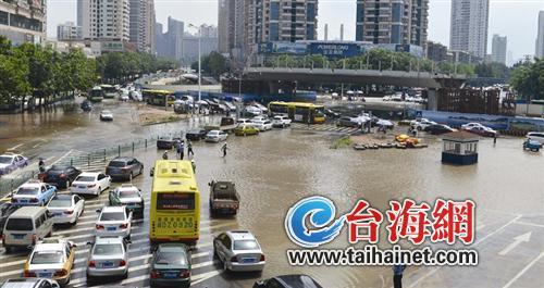 路面被大水淹了两小时