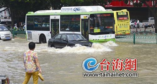 路面被大水淹了两小时1