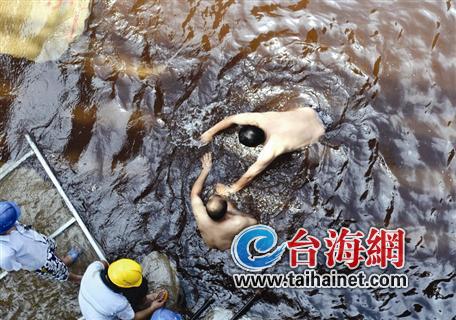 路面被大水淹了两小时2