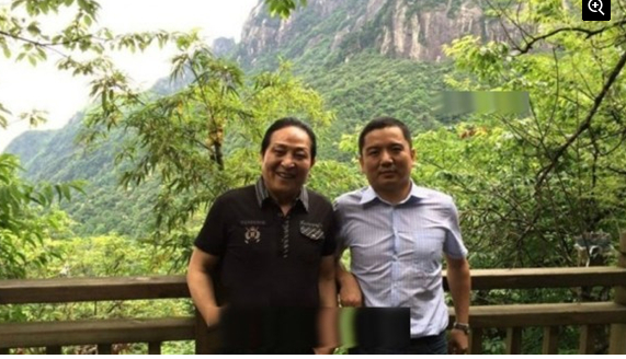 气功大师王林回江西萍乡游览武功山 和官员合影