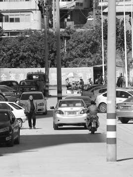 道路中间的3根电线杆仍未移除。