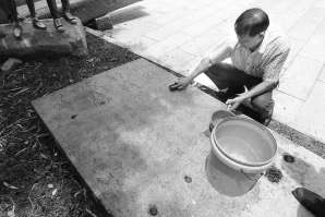 管理人员在清洗石碑。