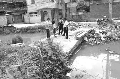 村民脚下的桥正是新亭桥。