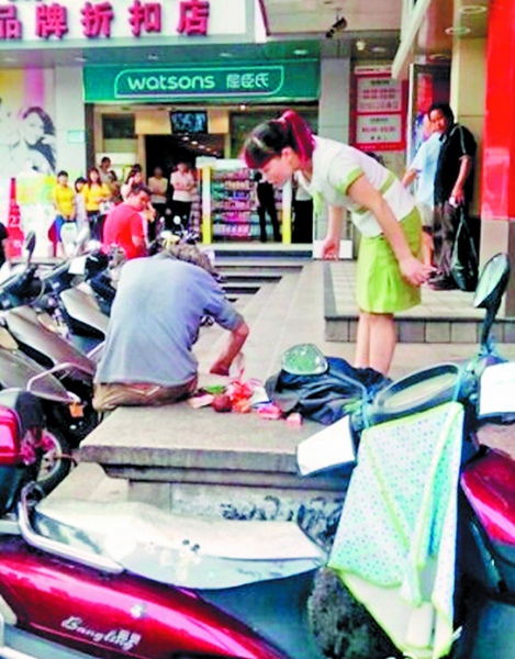 老汉在店员面前从包里往外掏东西