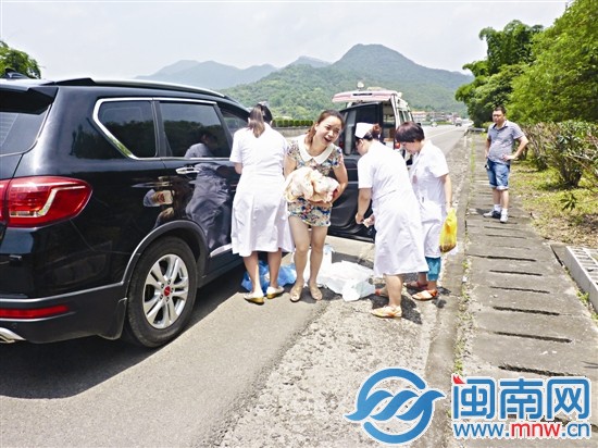 永春妈妈高速路上生下男婴