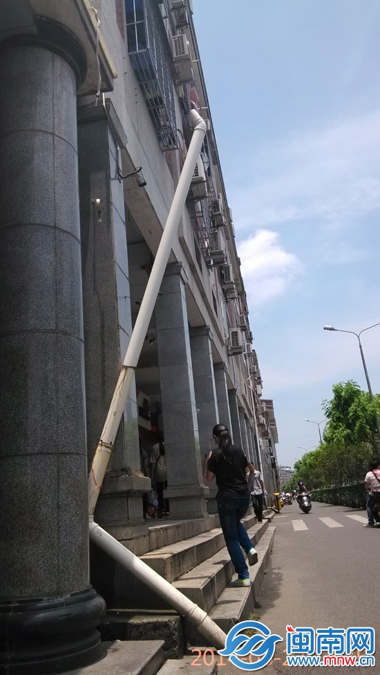 排水管断裂 悬空一个月