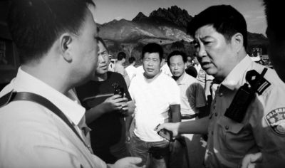 17日，原平交警 查扣案件标的物工程车辆现场。《华