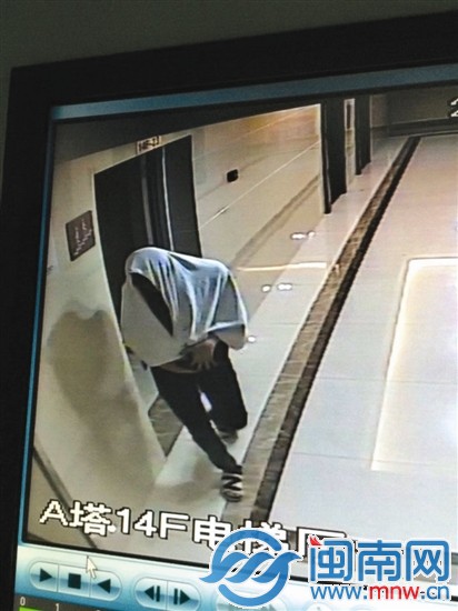 监控显示，一名蒙面男出现在事发楼层