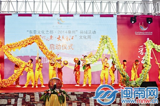 晋江平山实验小学学生的舞龙，引来阵阵喝彩