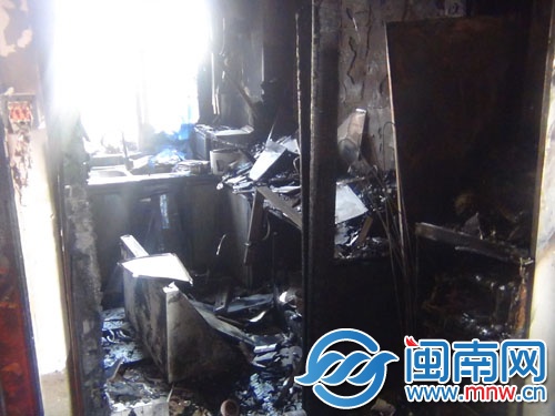 着火后的厨房，已被烧得一片狼藉