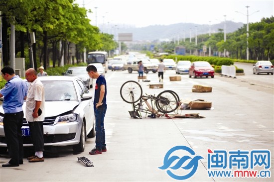 三轮车被撞得七歪八扭