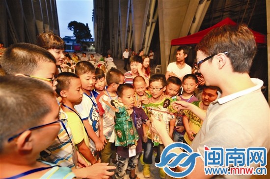 小记者们向演员学习木偶表演